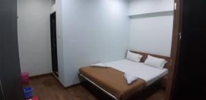 Rajhuns Deluxe Lodging