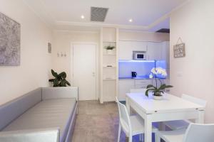 White Suite & Apartments