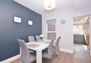 Modern Queens Quarter Townhouse 1