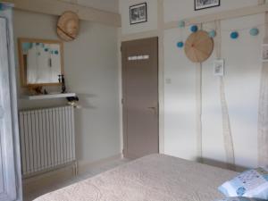 B&B / Chambres d'hotes LES HIRONDELLES : Chambre Double