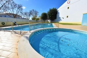 Ferreiras, Excellent duplex in condo with pool