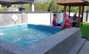 Jauzara Homestay Berkolam Renang