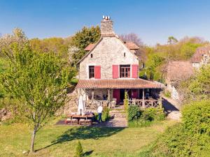 Cozy Cottage in Aquitaine with Fireplace