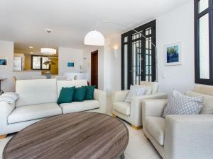 TarracoHomes, Villa with Botanic Garden and Private Pool facing the Beach