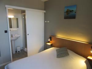 Hotels Contact Hotel de France : photos des chambres