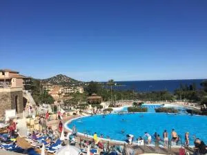 Appartement à Cap Estérel Village Pierre et Vacances Quartier Belvédère Piscines et parking inclus - 阿盖