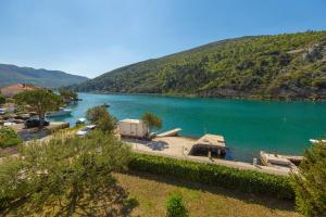 Hedera Estate, Hedera A24