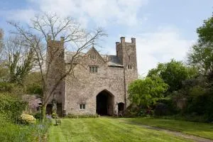 Welsh Gatehouse, Historic Castle which can cater for Electric Vehicle - Tidenham