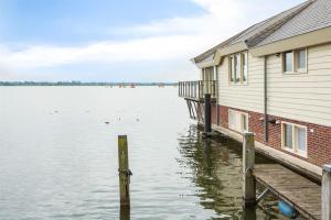 Water Villa, Houseboot at the Lake, Great Views, 70 km to Amsterdam