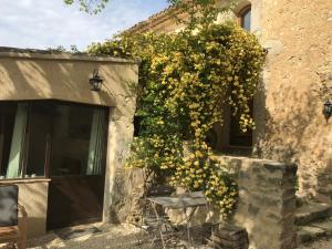 B&B / Chambres d'hotes Bastide Bellugue Maison d'hotes reseau Bienvenue a La Ferme a 3 minutes de Lourmarin : photos des chambres