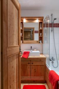 Appartements La Cabane de Serre-Chevalier, dans un esprit chalet, commune de Le Monetier-les-Bains : photos des chambres