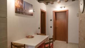 La Gondola - beautiful canal view