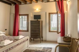 La Gondola - beautiful canal view