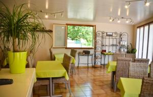 Hotels Hotel Les Pins : photos des chambres