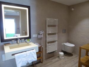 Hotels Hotel Kastell Dinec'h : Chambre Double ou Lits Jumeaux - Accessible aux Personnes à Mobilité Réduite