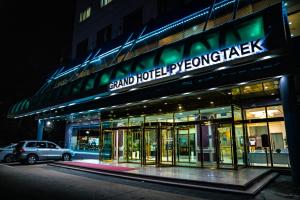 Grand Hotel Pyeongtaek Lake