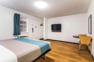 Deluxe King Room - Non-Smoking room in Motel 6-Gulf Shores AL