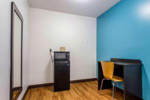 Queen Room - Disability Access - Non-Smoking room in Motel 6-Gulf Shores AL