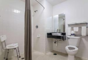 Queen Room - Disability Access - Roll in Shower room in Motel 6-Gulf Shores AL