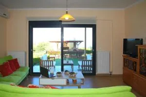 Comfy flat with Garden near the Beach - Malesína