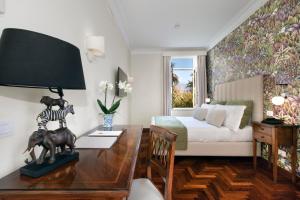 Zimmer mit Kingsize-Bett und Poolblick