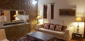 Kostas House