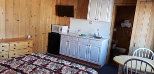 Deluxe Queen Room room in Caribou Lodge and Motel