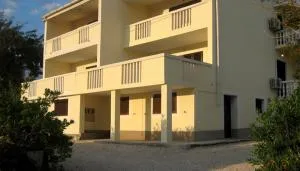 Apartmani Presečki - باغ