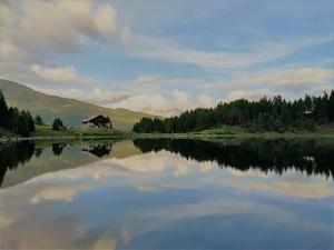 RIFUGIO AL LAGO DEL MORTIROLO in inverno raggiungibile solo a piedi