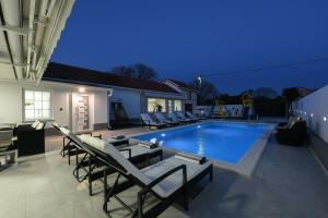 Villa Mare - with HEATED POOL