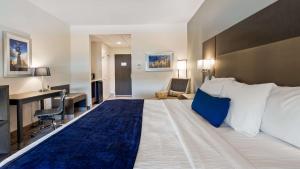 King Room - Non-Smoking room in Best Western Plus Roland Inn & Suites