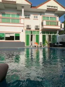 4 Bedroom Beachfront Pool House - Ban Map Fakthong