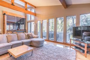 Three-Bedroom House room in Roomy Vail House in Inter mountain