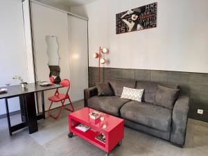 Nestor&Jeeves - RED TOUCH - Central - Close sea