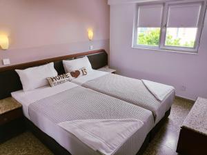 One-Bedroom Apartment with Twin Beds room in Napa City Apartments