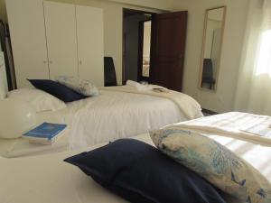 Bay House with pool 1 minute from the beach