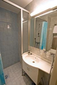 Single Room with Shared Shower and Toilet room in Mango Hotel