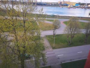 Studijas tipa vienistabas dzīvoklis (mākslinieku darbnïca)