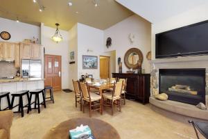 Three-Bedroom Apartment room in River Run Village