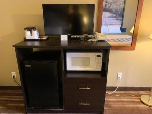 King Room - Pet Friendly/Non-Smoking room in Super 8 by Wyndham Eau Claire WI