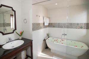 Phòng Deluxe Giường Đôi có Ban công và Tầm nhìn ra Sông (Deluxe Double Room with Balcony and River View)