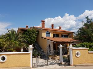 Luxury apartment Marin - Your summer paradise in Pomer, terrace, garden, summer kitchen with barbecue, near the beaches, Istria