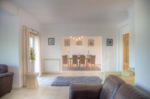 Villa Montanha, Luxury Coastal Villa, with swimming pool, loungers and alfresco dining, 10 min walk to the beautiful Praia da Luz Beach, Shops, Bars and Restaurants!