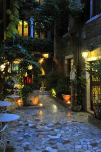 Calle dei Bergamaschi, San Marco 2282, Venice, Italy. 