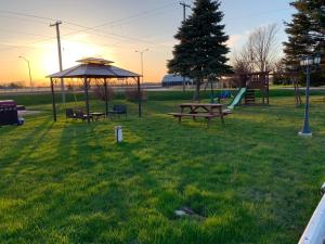 Twin Oaks Motel