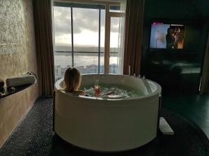 Panorama-27 Jacuzzi Apartment by LIUKSAI