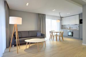 Przytulne i Nowoczesne Apartamenty Sun Seasons 24 w Dziwnowie z Parkingiem by Noclegi Renters