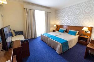 Double or Twin Room with Extra Bed room in Eurosol Gouveia