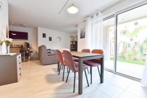 2-Br with Terrace and Pool in the Heart of Palm Beach