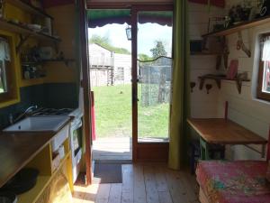 B&B / Chambres d'hotes Roulotte coin de nature : photos des chambres
